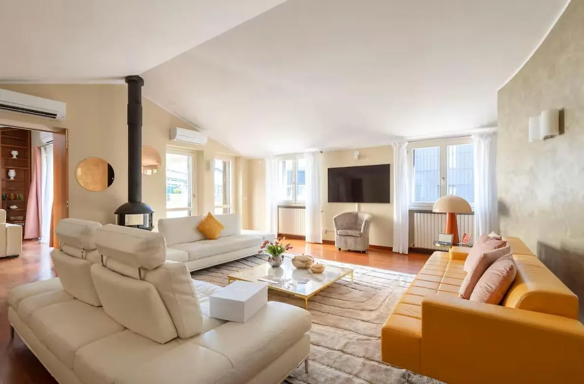 Apartment 4 Bedroom Apartament With Terrace-Duomo View Milan Italy
