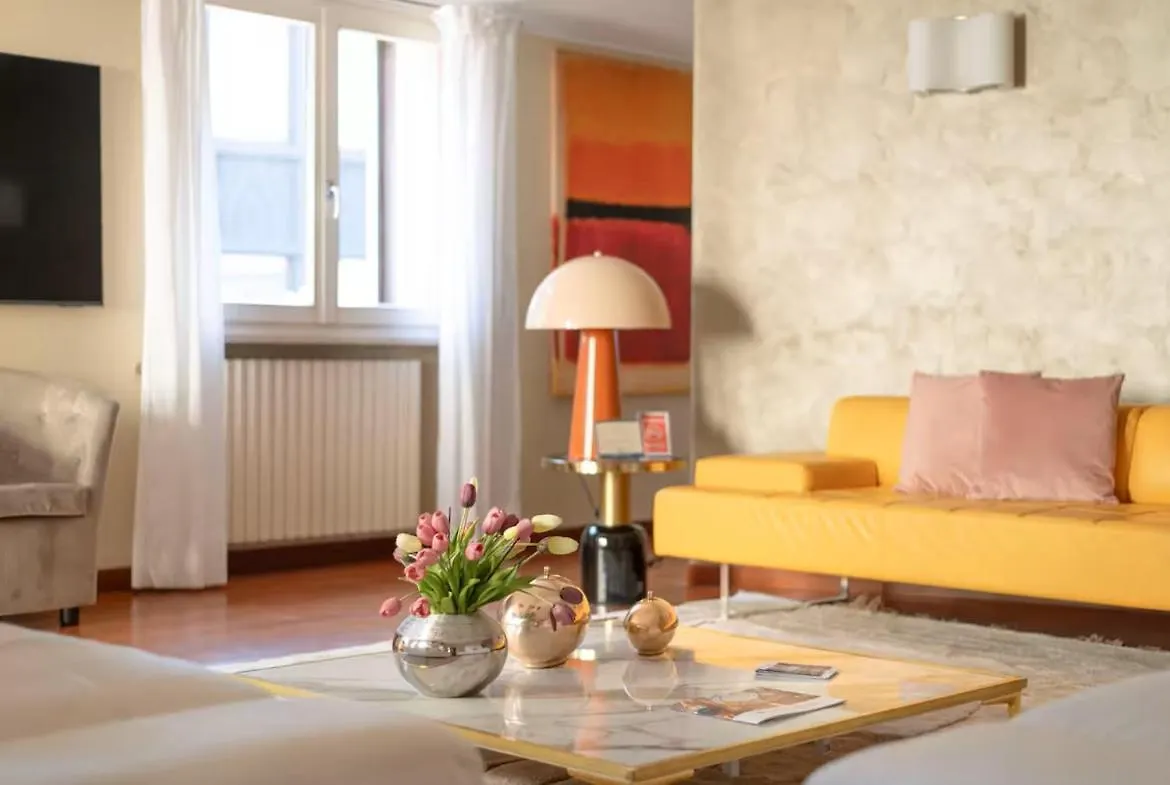 Apartment 4 Bedroom Apartament With Terrace-Duomo View Milan